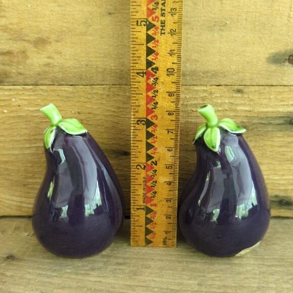 Vintage 1960s Mid-Century Purple Eggplant Salt and Pepper Shakers by Holt-Howard - Picture 7 of 7